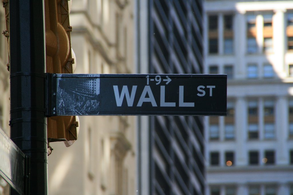 ป้าย Wall Street ตลาดหุ้นใหญ่ แต่อยู๋ในถนนแคบๆ 
